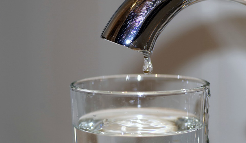 El precio del agua puede variar hasta un 256% según la ciudad en la que residas
