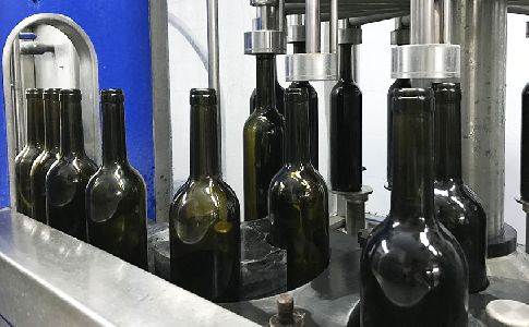 La reutilización de botellas podría reducir un 28% la huella de carbono del sector vitivinícola catalán
