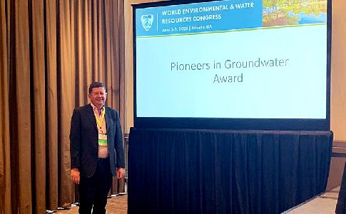 Jaime Gómez recibe el premio “EWRI Pioneers in Groundwater 2022” de la ASCE