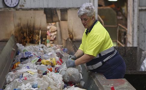 Las mujeres en riesgo de exclusi&oacute;n se abren paso en el sector de los residuos