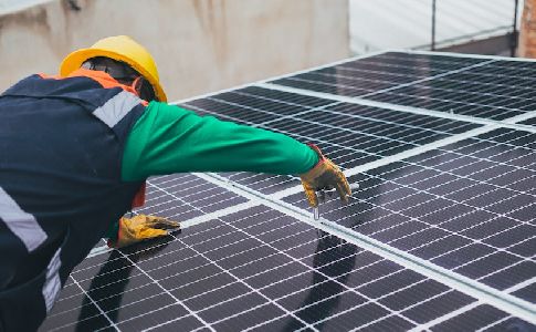 TotalEnergies y Veolia construirán la mayor planta fotovoltaica para una desalinizadora en Omán