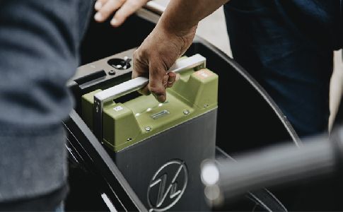 La industria de reciclaje exige baterías reemplazables y reparables