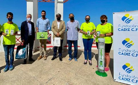 Fundación del Cádiz Club de Fútbol y Ecopilas velarán por el cuidado de las playas gaditanas