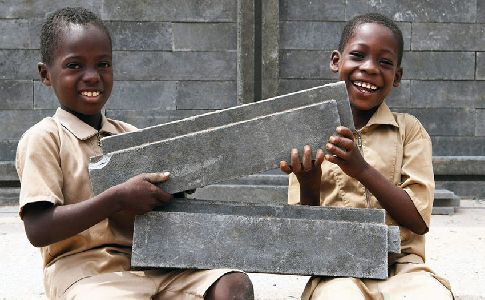 Con plástico reciclado se construyen miles de aulas de clase en África