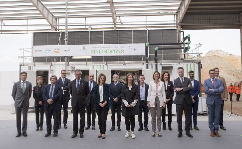 Inaugurada la primera planta industrial de hidrógeno renovable española