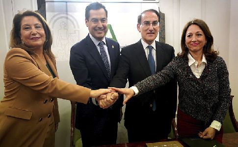 La Junta de Andalucía firma un convenio con empresarios para ser pioneros en eliminar las bolsas de plástico