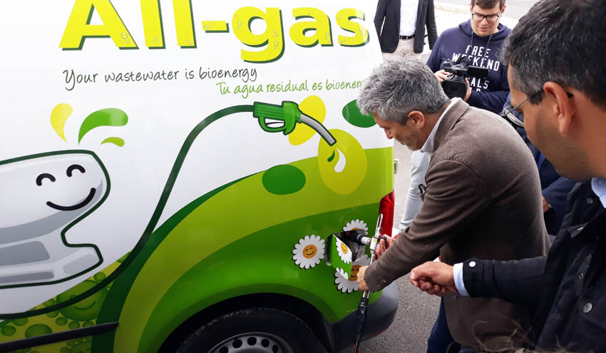 El Ministro Grande-Marlaska conoce los vehículos impulsados por el biogás que produce Aqualia en Chiclana